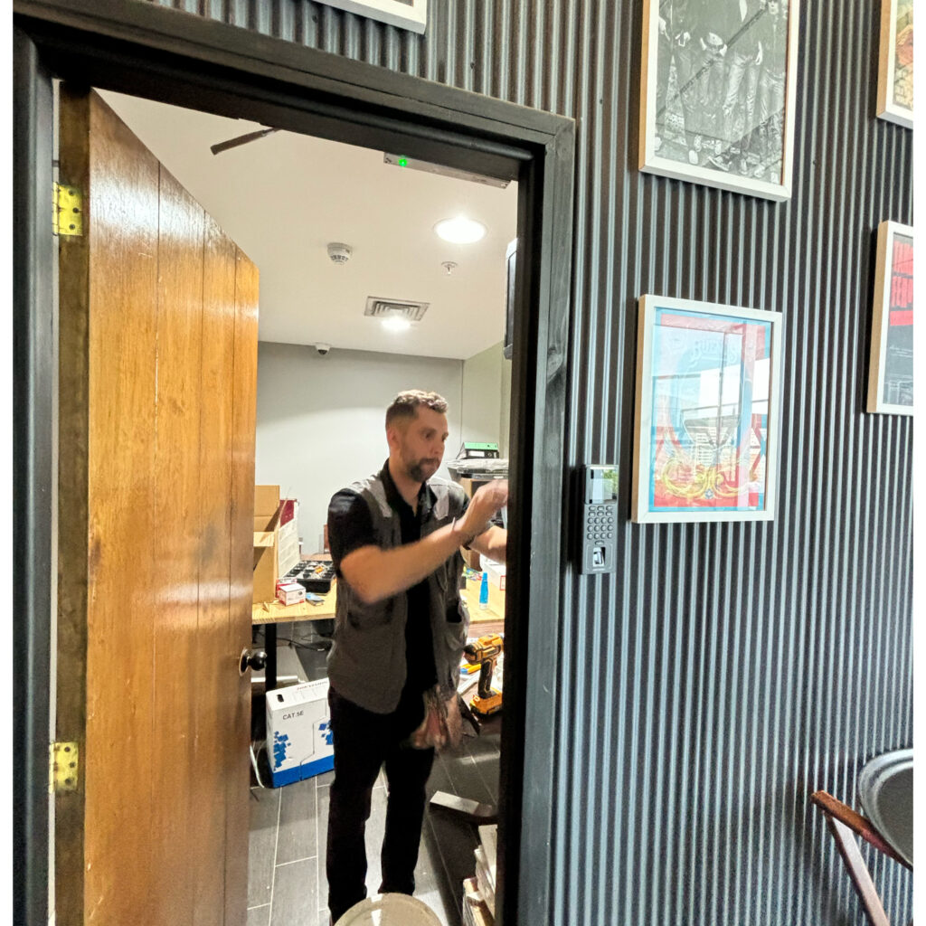 Tu Seguridad Ante Todo - Técnico en puerta de acceso