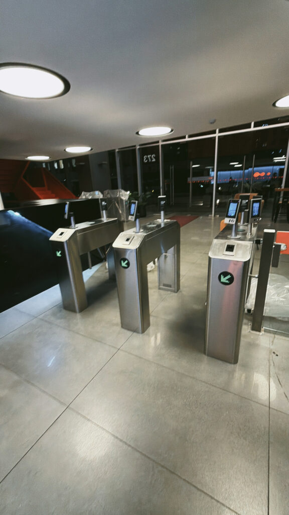Tu Seguridad Ante Todo - Torniquetes con control de acceso en lobby de oficinas