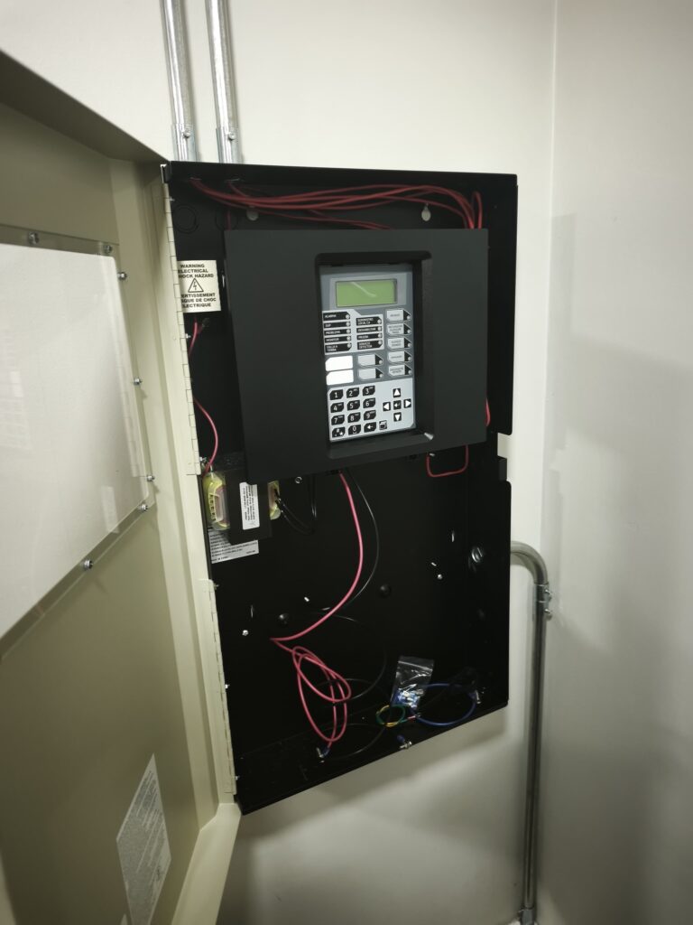 Tu Seguridad Ante Todo - Montaje de central de incendio direccionable