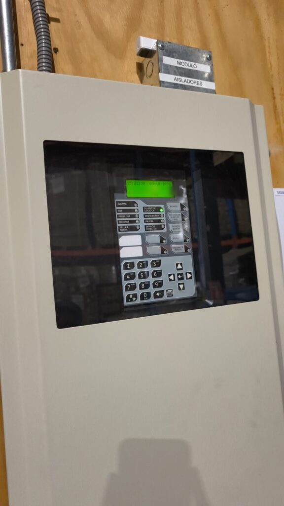 Tu Seguridad Ante Todo - Central de incendio Edwards iO en bodega industrial