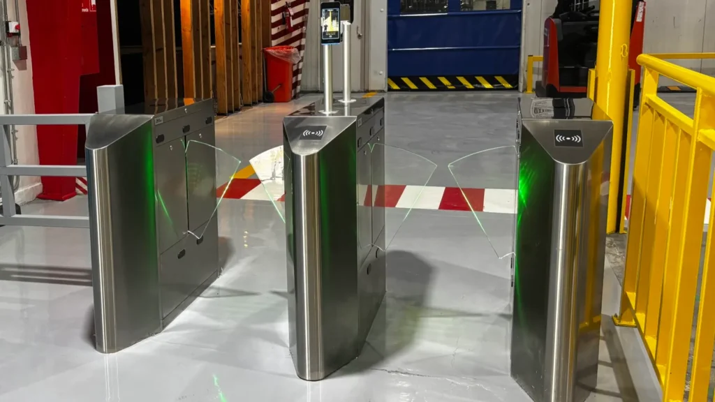 Torniquetes con control de acceso facial instalados por Tu Seguridad Ante Todo
