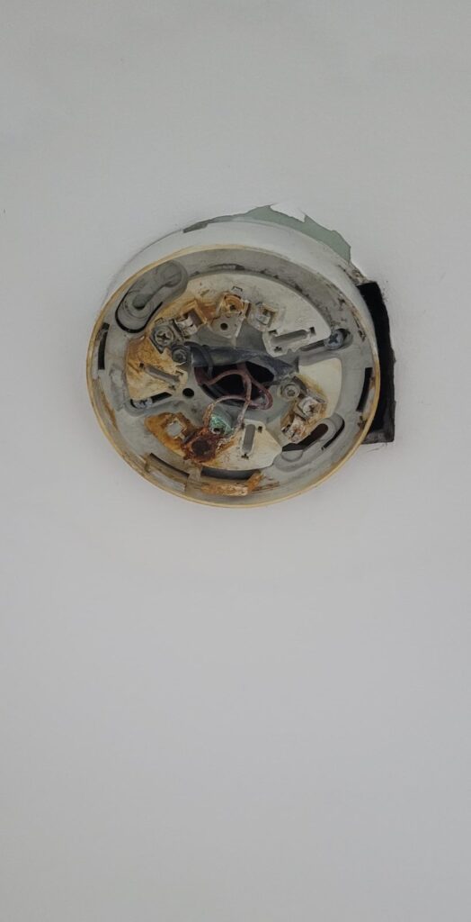 Tu Seguridad Ante Todo - Base de detector de incendio dañada por humedad
