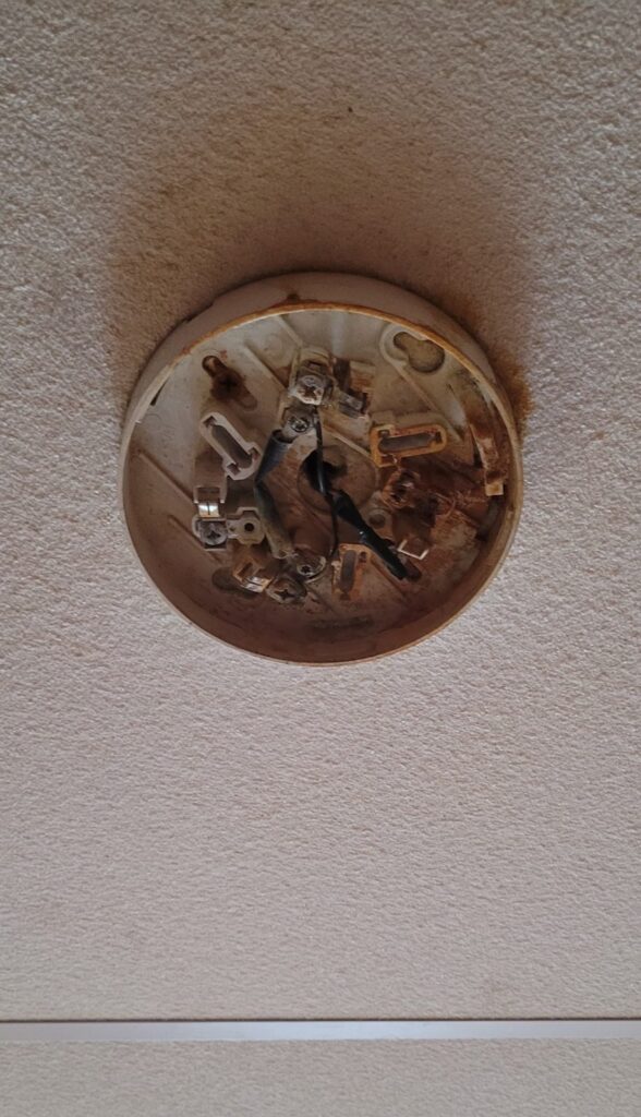 Tu Seguridad Ante Todo - Base de detector con terminales oxidados
