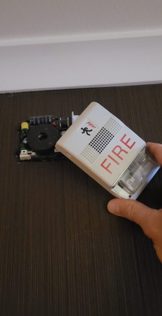 Tu Seguridad Ante Todo - Sirena de incendio con circuito expuesto