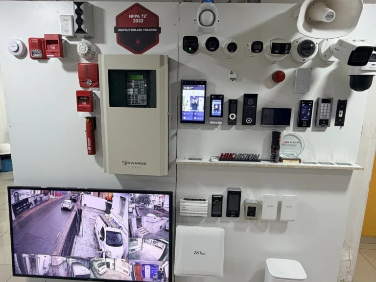 Showroom de Tu Seguridad Ante Todo en Providencia con central de incendio Edwards, cámaras, lectores faciales, citofonía y monitor de CCTV funcionando